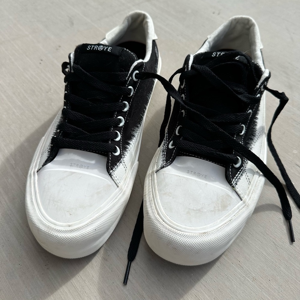 Straye, rubber toe looks like they’ve been dipped in paint.
